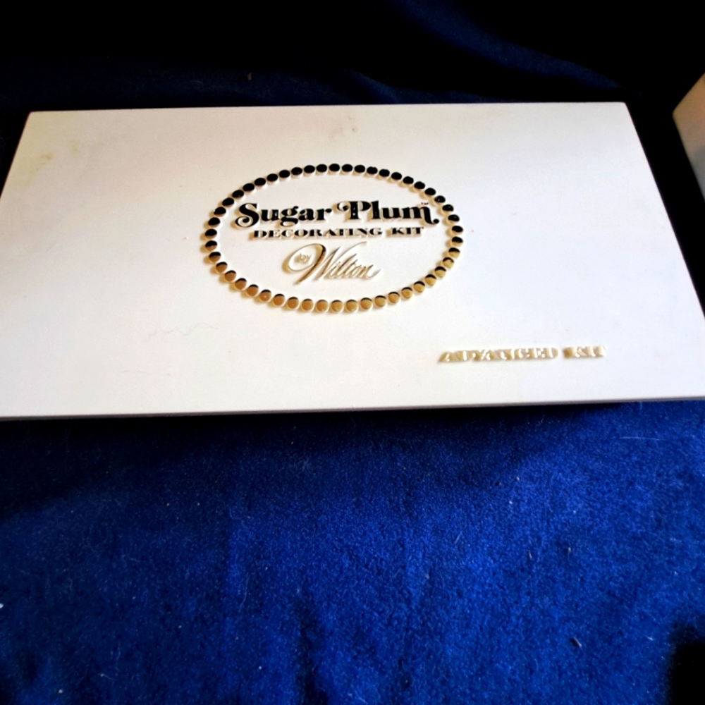 1970s Wilton Sugar Plum Decorating Set in White and Gold